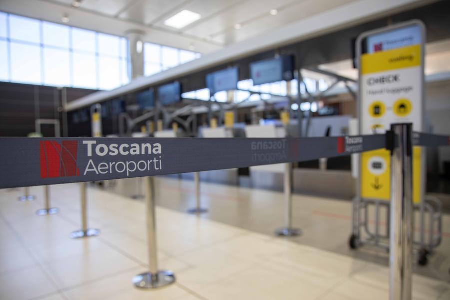 Firenze, bagaglio sospetto in aeroporto: scatta il panico e i passeggeri fuggono dalla porta di emergenza