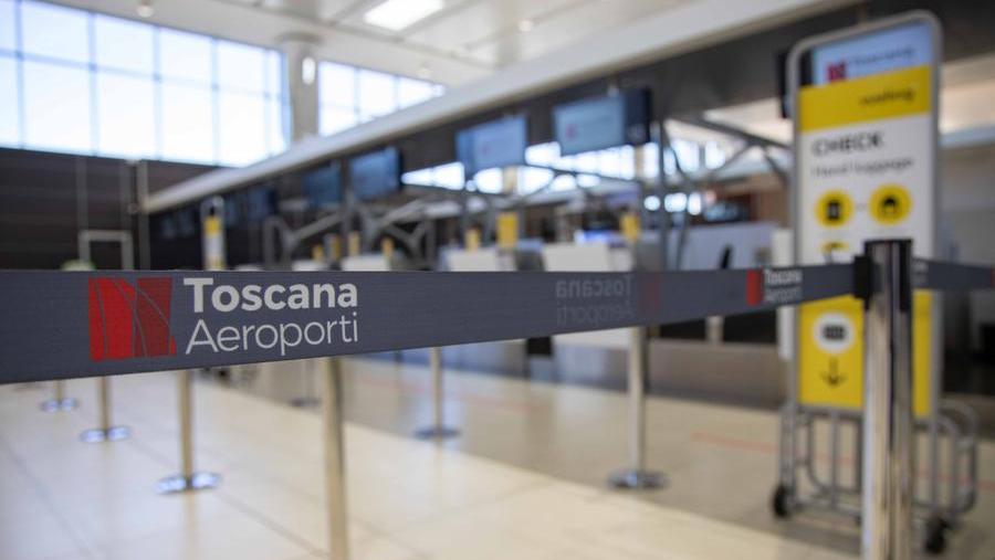 Firenze, bagaglio sospetto in aeroporto: scatta il panico e i passeggeri fuggono dalla porta di emergenza