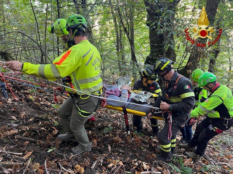 Zocca, cade e si ferisce cercando castagne: salvata nel dirupo