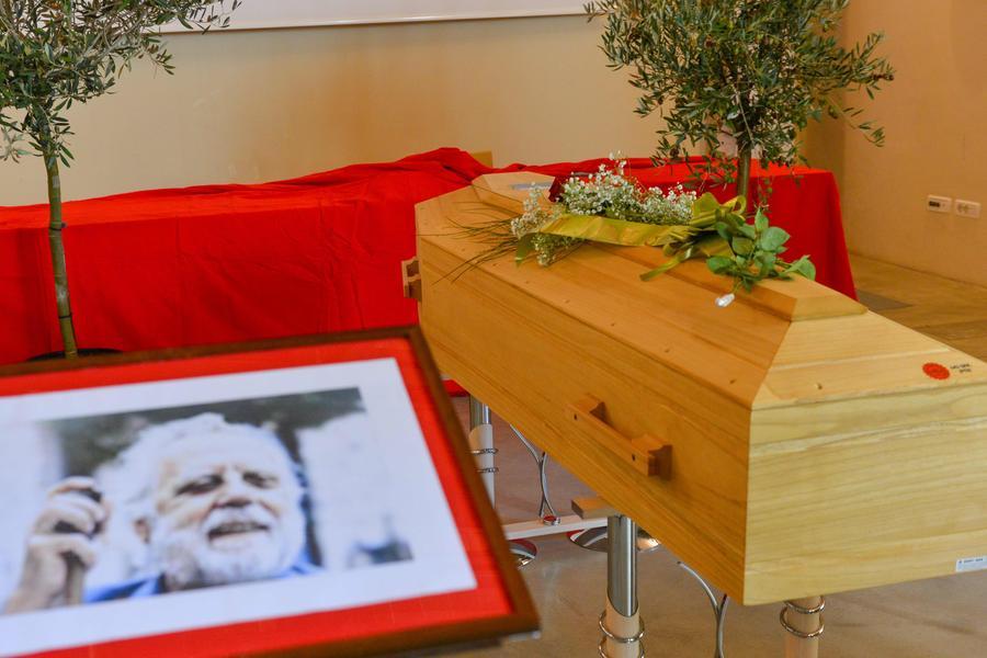 Morte di Sergio Staino, camera ardente a Scandicci. Bisio: «Grazie a lui ho debuttato in tv»