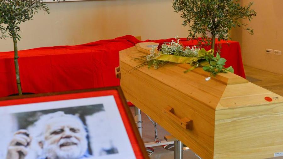 Morte di Sergio Staino, camera ardente a Scandicci. Bisio: «Grazie a lui ho debuttato in tv»