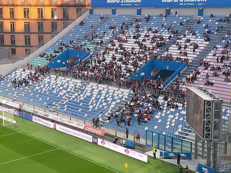 Esplode petardo fuori dallo stadio, tifoso della Reggiana grave