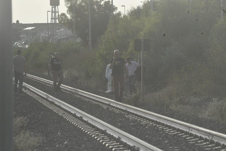 
	Le forze dell'ordine lungo la ferrovia sul luogo dell'incidente

