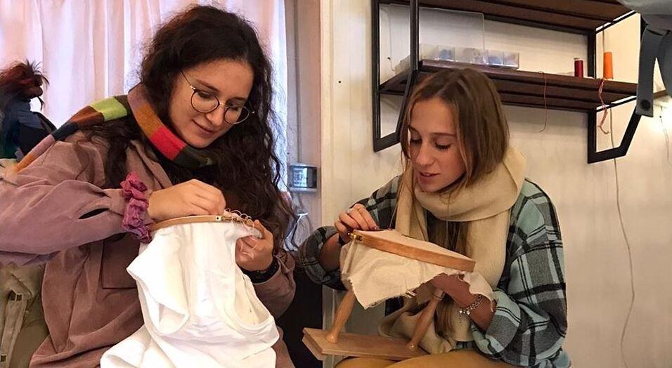 Le Poundegs, sei cugine del ricamo: «Nonna Anna? È maestra e giudice»<br>
