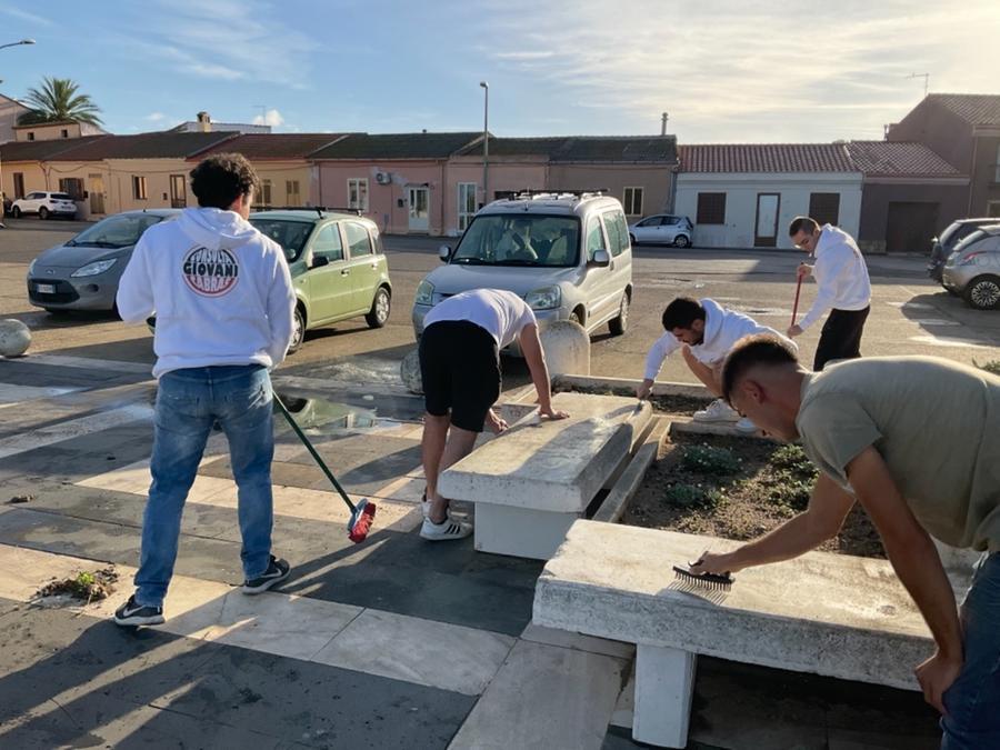 
	I ragazzi della Consulta giovani all'opera in piazza Stagno

