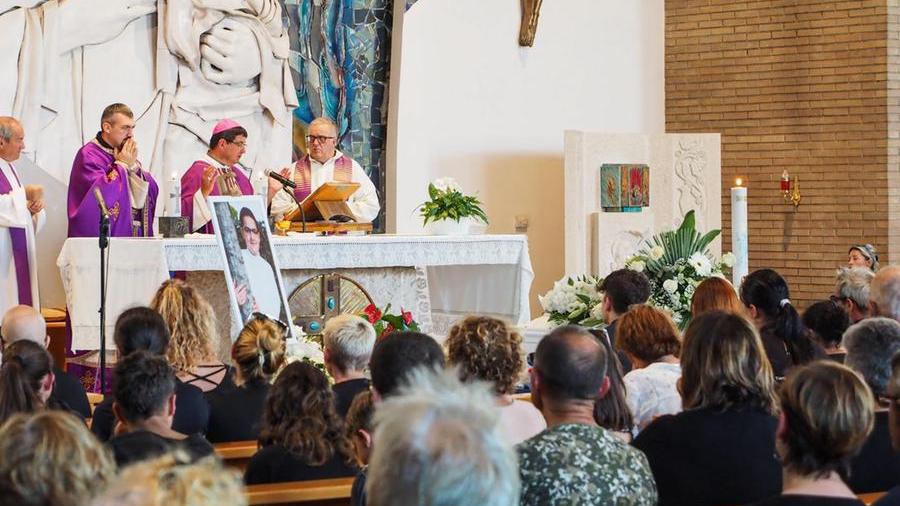 Rimini Il funerale del bambino che ha perso la vita nel rogo di Bados