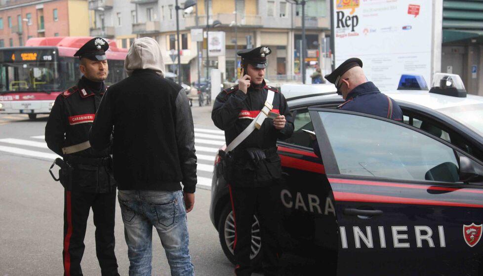 Lite tra senza tetto in zona stazione: uno finisce all’ospedale
