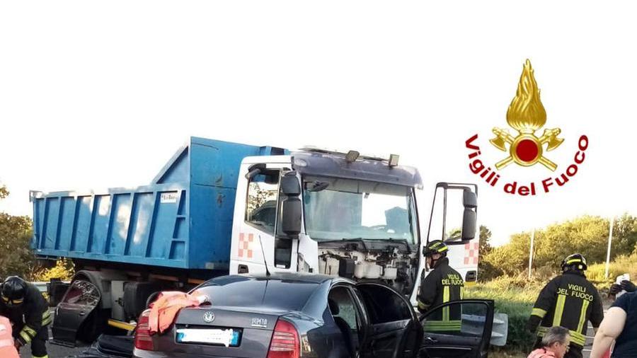 Scontro auto-camion: muore il sovrintendente Peppino Fois, ferita Patrizia Incollu direttrice di Badu e Carros