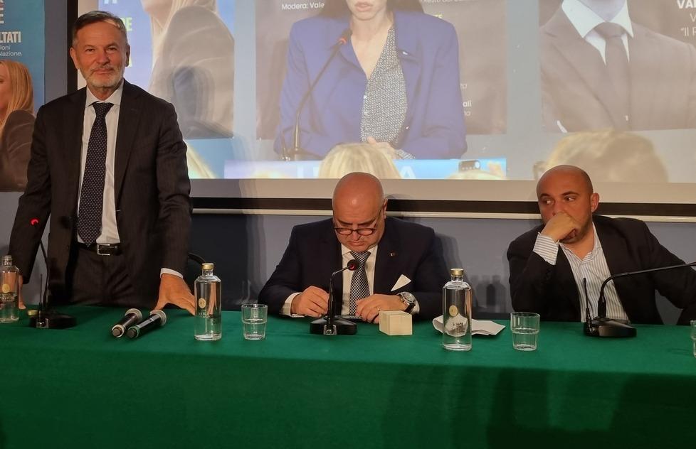 Meloni si collega con Ferrara e “carica” Fratelli d’Italia. Il partito: «Possiamo vincere tutto»