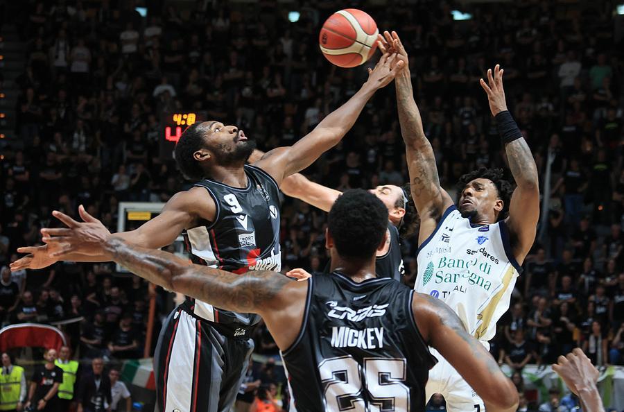 La Dinamo perde in casa della super Virtus Bologna ma non sfigura