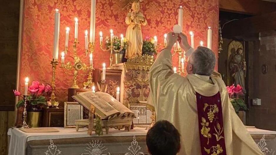 I fedeli difendono i preti lefebvriani «La loro è la vera messa cattolica»
