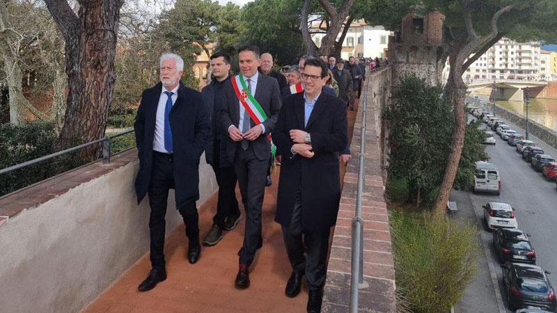 Pisa, task force contro scritte e discariche. Rifiuti, entro il 2028 tariffa puntuale