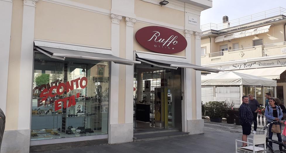 Viareggio, furto di occhiali in Passeggiata: commesso in bici insegue i banditi
