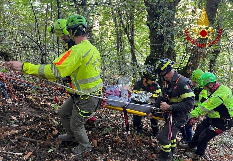 Zocca, precipita in un dirupo e si rompe il femore: salvata una 81enne<br>
