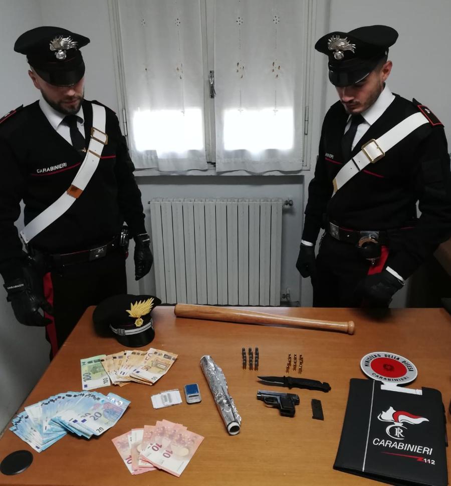 In giro con una pistola, mazza e coltello a serramanico: arrestato