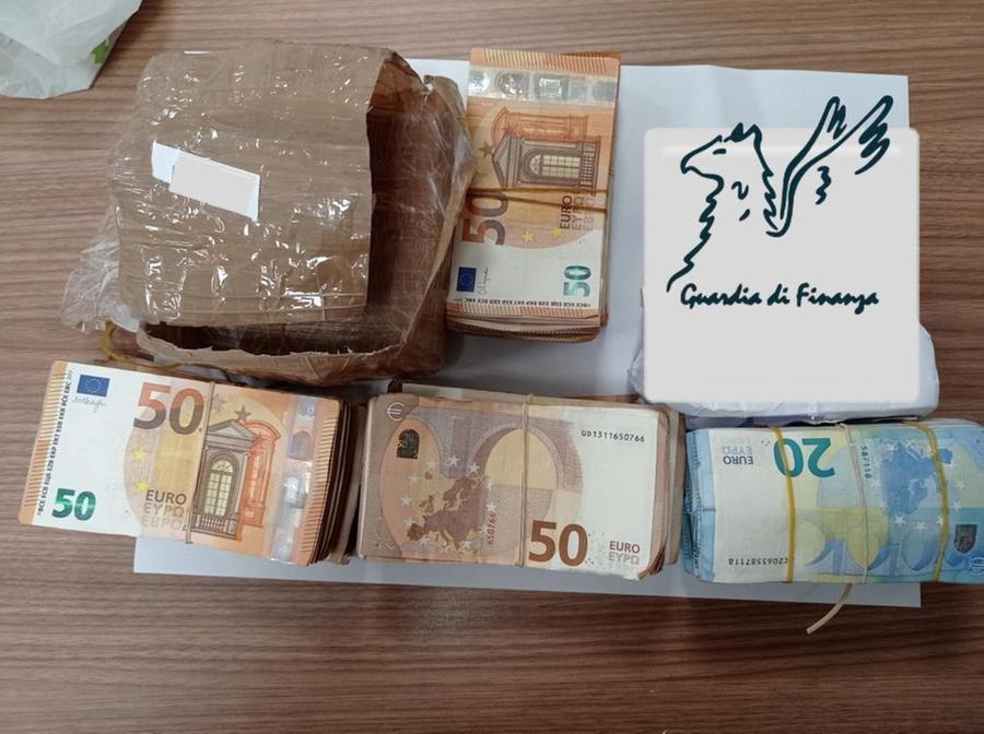 Nel camion fermato a Olbia nascondeva 174mila euro in contante: denunciato cinese residente a Sassari