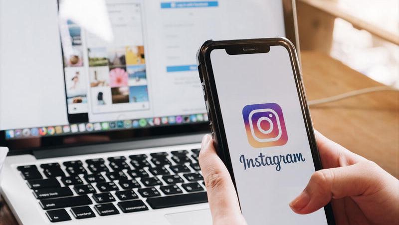 Una persona mentre sta tentando l'accesso a Instagram (foto d'archivio)