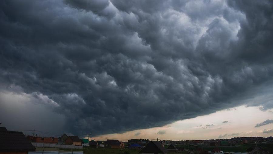 Maltempo in Toscana, allerta “arancione” per temporali: le zone a rischio. Scuole chiuse a Livorno, Piombino, Follonica, Scarlino, Castiglione della Pescaia, Roccastrada e nella provincia apuana