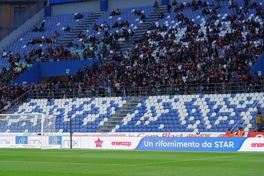 Reggio Emilia, petardo esploso prima della partita: il tifoso granata ha perso la mano