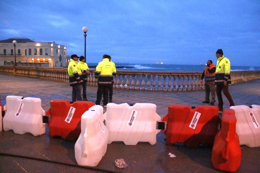
	Operatori della protezione civile sul lungomare (foto d'archivio)


