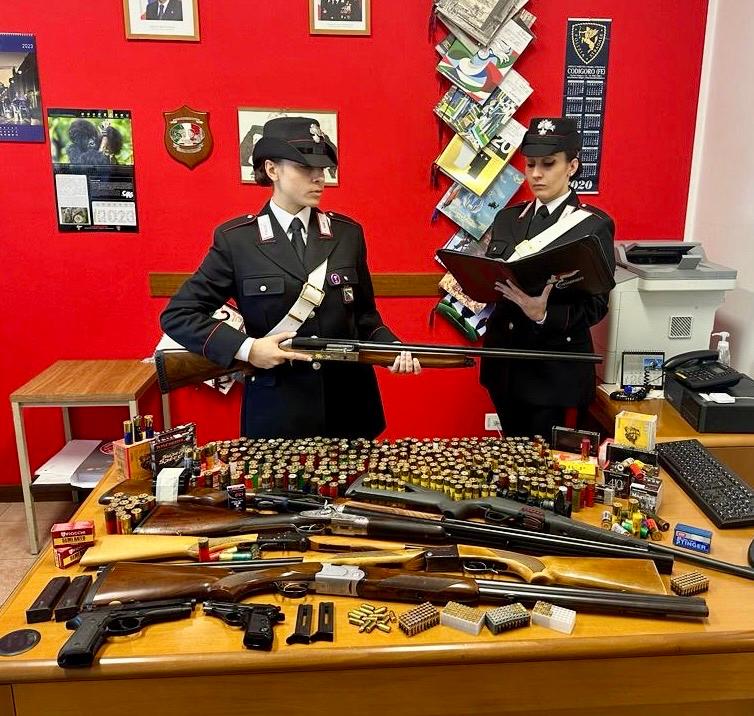 Vende coltelli senza autorizzazione, denunciato ai Lidi