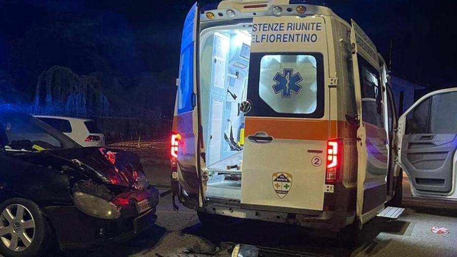 L'ambulanza e l'auto che l'ha presa in pieno a Castelfiorentino