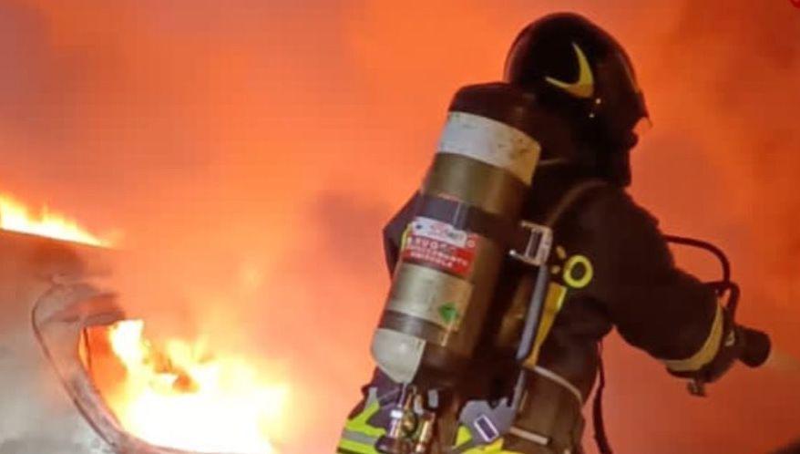 Attentato incendiario contro l’avvocata Piera Pittalis del foro di Nuoro: in fiamme la sua auto