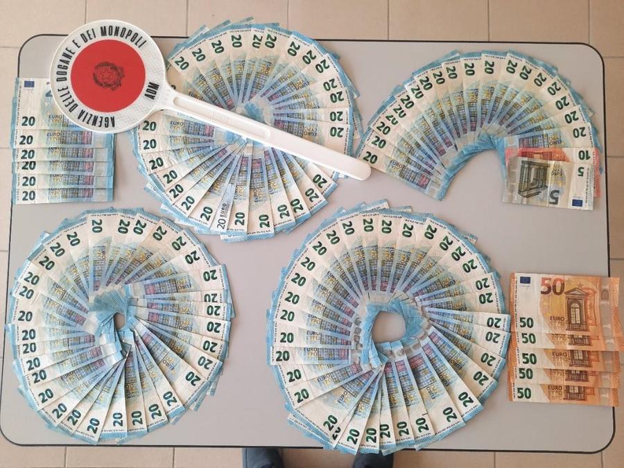 Sbarcano a Porto Torres con 43mila euro in contanti, due spagnoli sanzionati