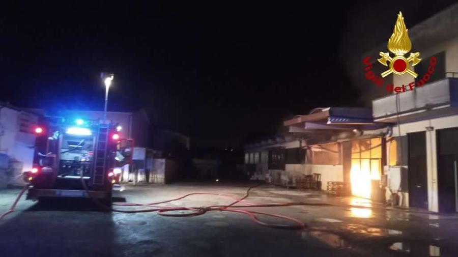 Capannori, grosso incendio in un calzaturificio: vigili del fuoco al lavoro tutta la notte