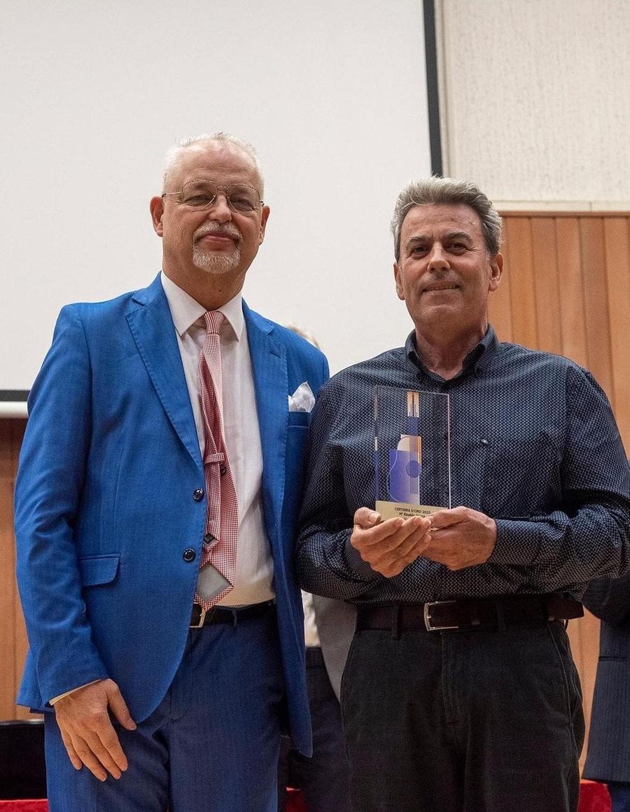 
	Rinaldo Vacca con la Chitarra d'oro appena consegnata dal chitarrista Fr&eacute;d&eacute;ric Zigante

