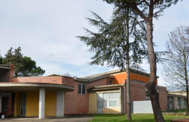 Infiltrazioni nella scuola: crolla una plafoniera in aula