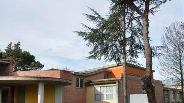 Infiltrazioni nella scuola: crolla una plafoniera in aula