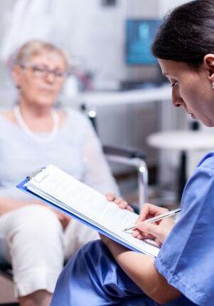 
	Una dottoressa e una paziente

