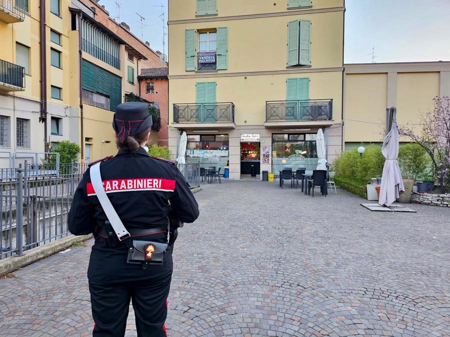 Filmato mentre ruba all’Emilia Market, denunciato un 39enne