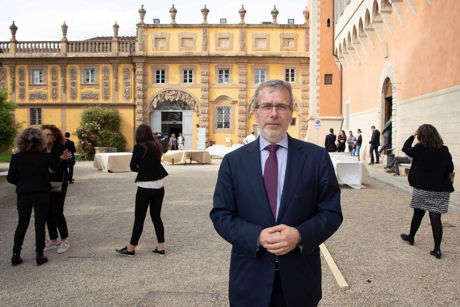 Firenze, il presidente dell’Università europea “cancella” il Natale: «Rinominiamo la festa per l’uguaglianza etnica». Insorge la destra