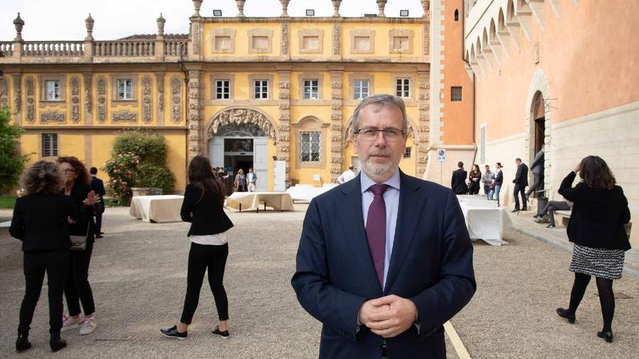 Firenze, il presidente dell’Università europea “cancella” il Natale: «Rinominiamo la festa per l’uguaglianza etnica». Insorge la destra