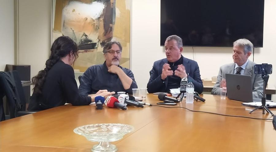 
	Da sinistra Anne, figlia di Nadine Mauriot che ha chiesto di essere ripresa solo di spalle

