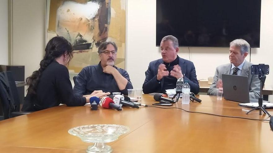 Da sinistra Anne, figlia di Nadine Mauriot che ha chiesto di essere ripresa solo di spalle