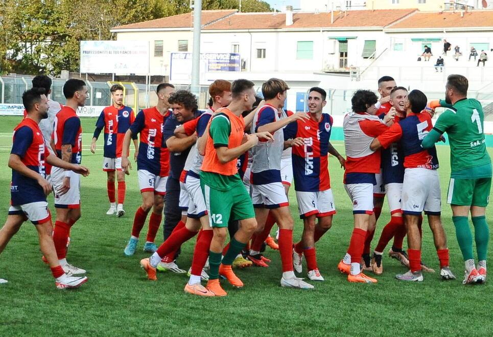 Cecina, bomber Pallecchi fa il pompiere: «Gran vittoria ma restiamo umili»<br>
