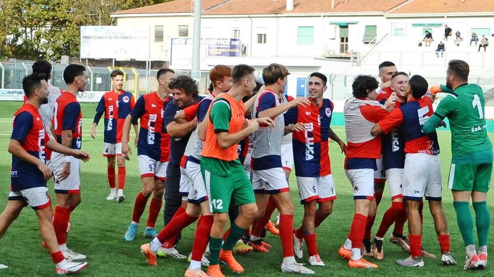 Cecina, bomber Pallecchi fa il pompiere: «Gran vittoria ma restiamo umili»<br>
