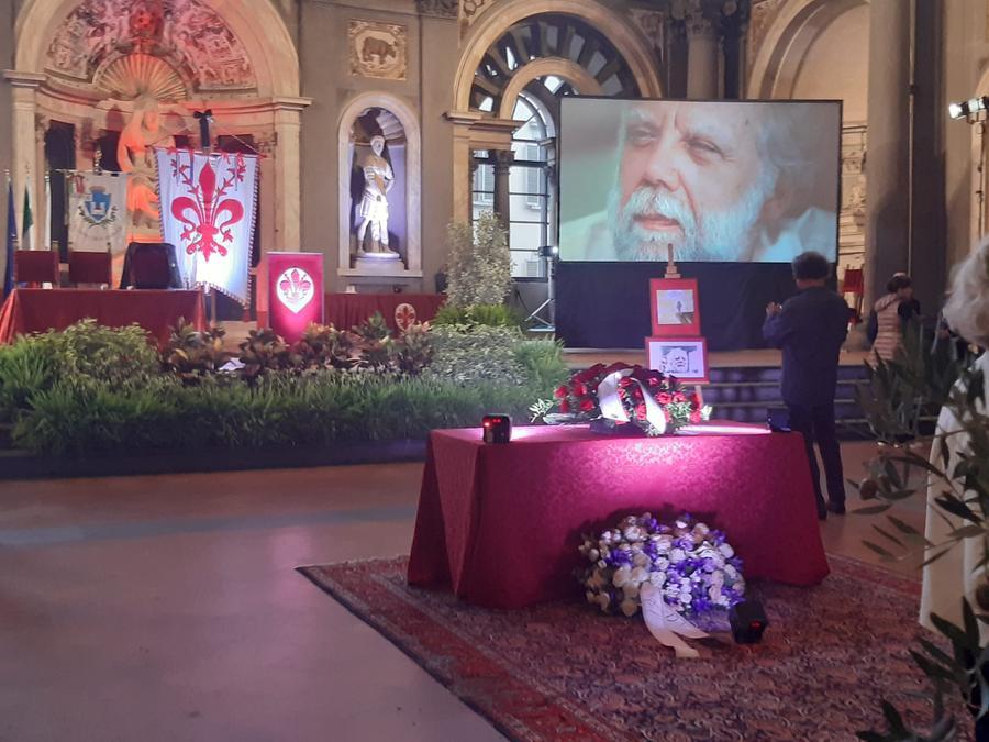 L’ultimo saluto a Sergio Staino: il Salone dei Cinquecento gremito. La figlia: «Caro babbo, sei morto con la parola antifascista sulla bocca»