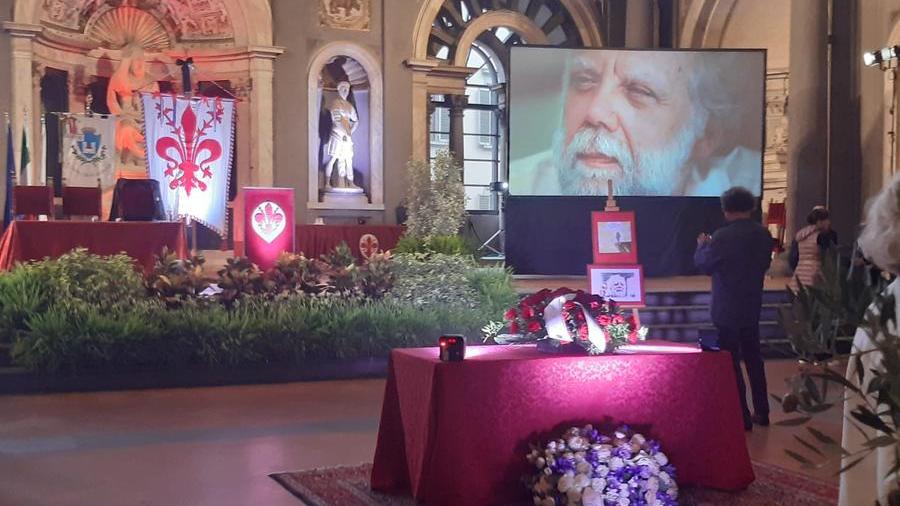 L’ultimo saluto a Sergio Staino: il Salone dei Cinquecento gremito. La figlia: «Caro babbo, sei morto con la parola antifascista sulla bocca»
