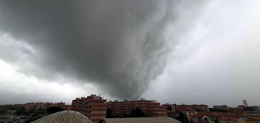 
	Temporale a "V" a Livorno (foto Lorenzo Catania)


