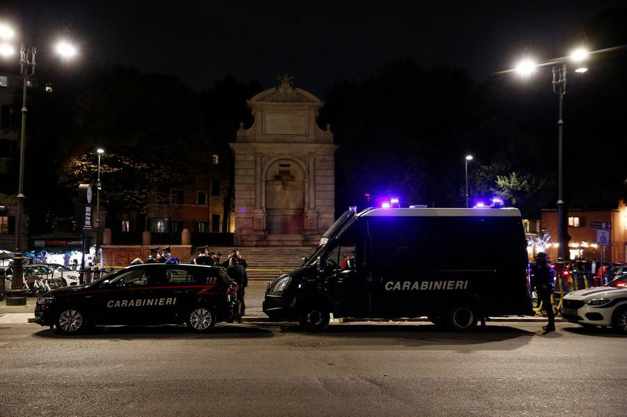 
	Carabinieri nel quartiere di Trastevere a Roma

