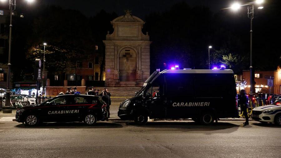 
	Carabinieri nel quartiere di Trastevere a Roma

