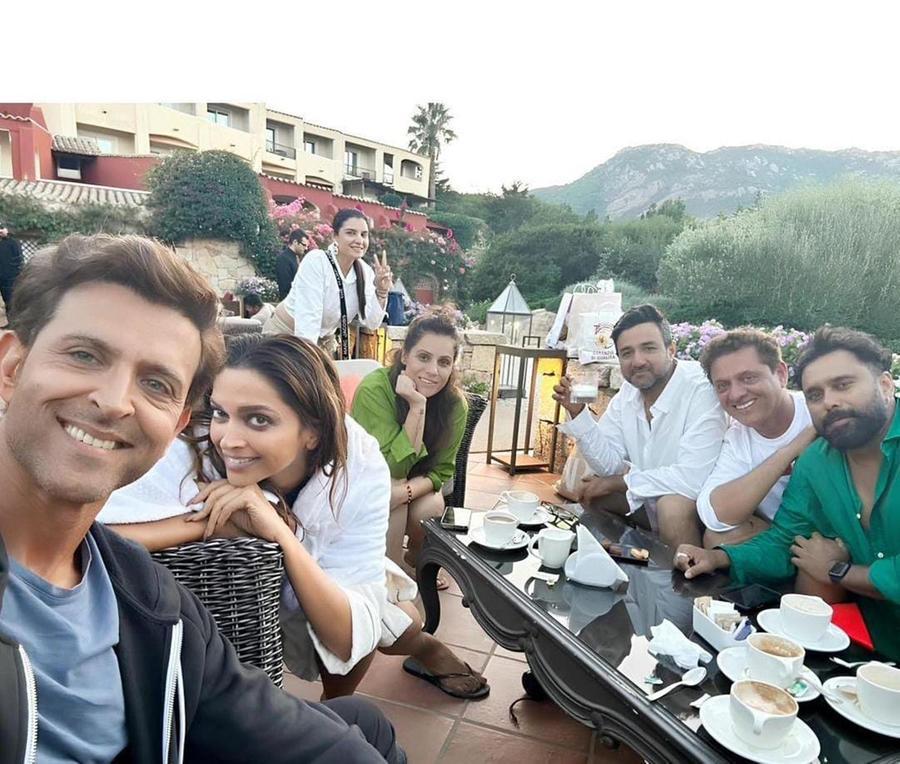 
	Un selfie&nbsp;del cast&nbsp;di &ldquo;Fighter&rdquo;&nbsp;a Porto Cervo:&nbsp;in primo piano&nbsp;le star di&nbsp;Bollywood&nbsp;Hrithik&nbsp;Roshan e&nbsp;Deepika&nbsp;Padukone&nbsp;<br />
	&nbsp;<br />
	&nbsp;

