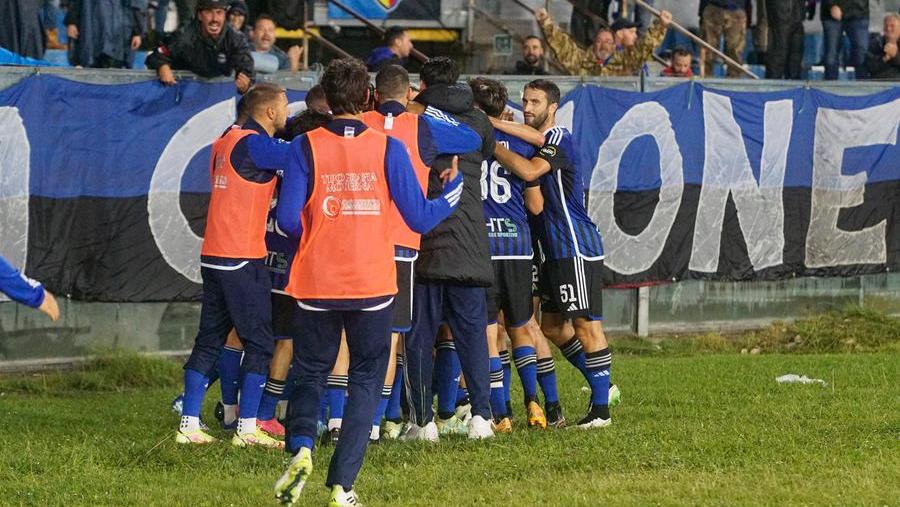 L'esultanza dei giocatori del Pisa dopo il gol dell'1-1 di Tramoni