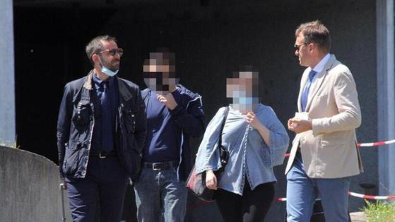 La donna col marito e gli avvocati difensori all’uscita dal Tribunale di Prato