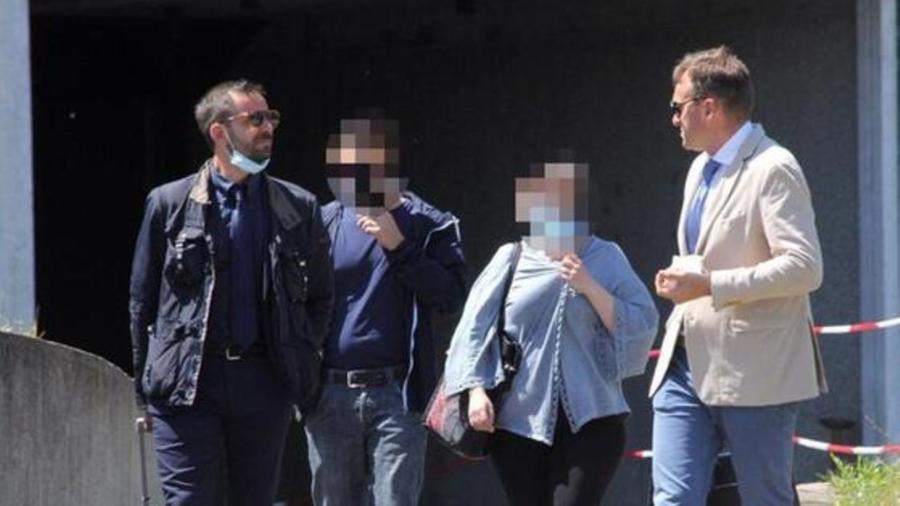 
	La donna col marito e gli avvocati difensori all&rsquo;uscita dal Tribunale di Prato


