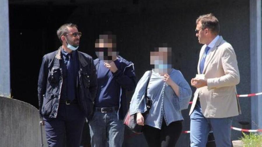 La donna col marito e gli avvocati difensori all’uscita dal Tribunale di Prato
